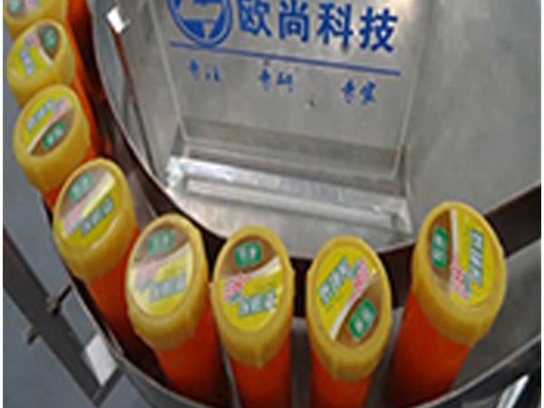 （視頻）產(chǎn)品擰蓋貼標機